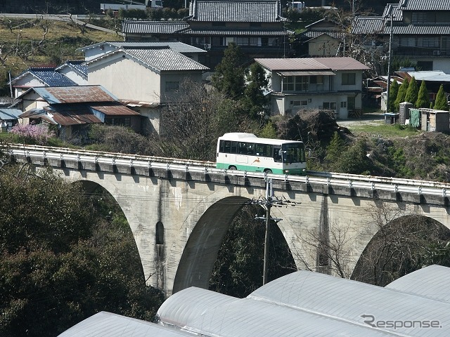 鉄道用として建設された阪本線のアーチ橋をバスが走る。単線で計画されていたため専用道も1車線分の幅しかない。