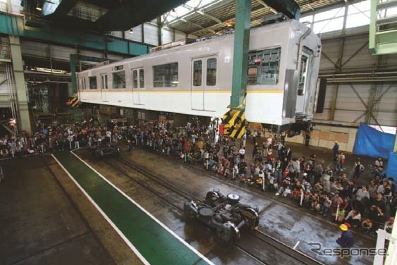 五位堂検修車庫では40tクレーンによる車両つり下げの実演などが行われる。