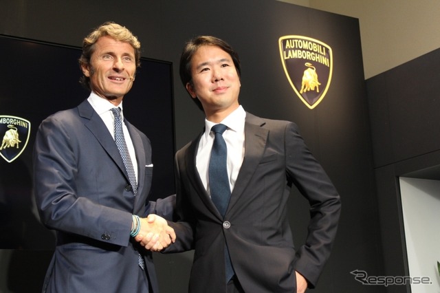 アウトモビリ・ランボルギーニ代表兼CEOのステファン・ヴィンケルマン氏(左)とコーンズ・モータース代表取締役社長の渡謙作氏(右)