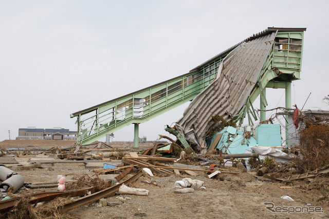 津波に飲み込まれた常磐線の新地駅。この駅を含む相馬～浜吉田間は内陸側に線路を移設して2017年春にも再開する予定。