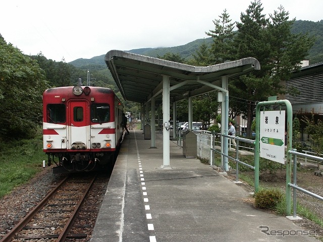 岩泉線の終点・岩泉駅で発車を待つ普通列車（2006年9月）。現在は全線運休中で、廃止の方針が示されている。