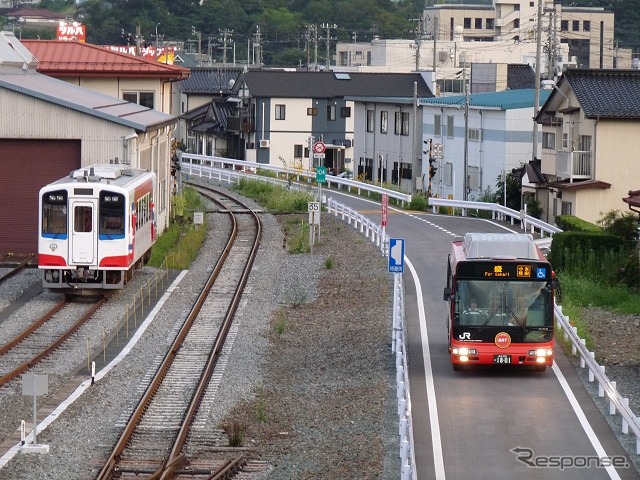 大船渡線の線路敷地を改築したバス専用道を走る大船渡線BRTのバス。左側の三陸鉄道南リアス線は今年4月に盛～吉浜間で運転を再開し、残る吉浜～釜石間も2014年春には再開の予定だ。