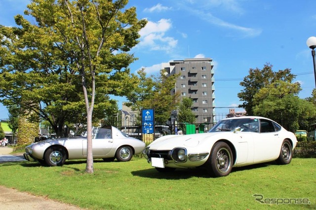 トヨタ・2000GT（右）とトヨタ・スポーツ800（左）