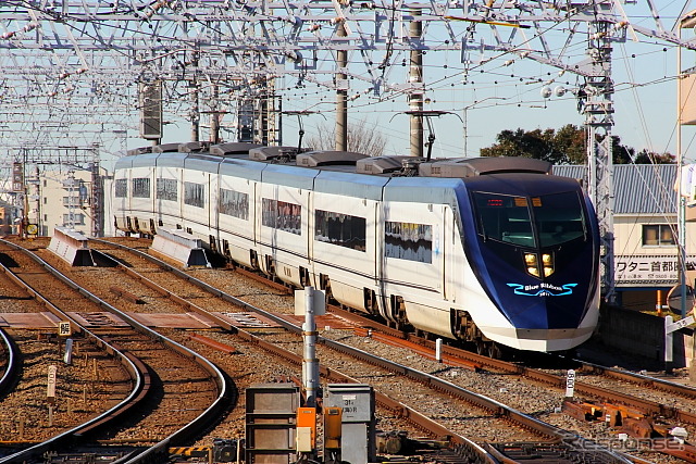 京成高砂駅を通過するスカイライナー。上野～成田空港間を結んでいる。