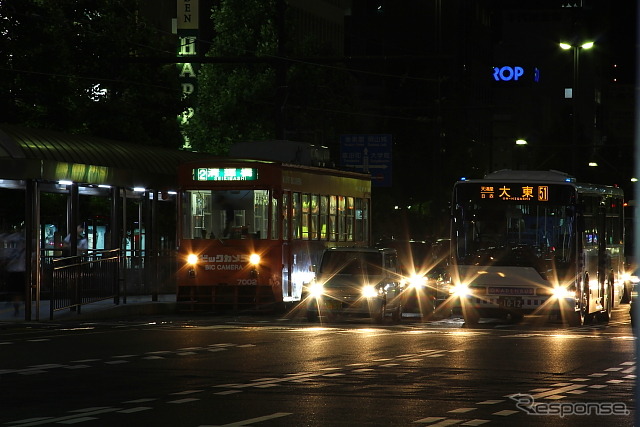 岡山駅前停留場で発車を待つ岡山電軌の路面電車。10月14日のイベントは岡山駅前広場や岡山電軌東山車庫など3カ所で開催される。