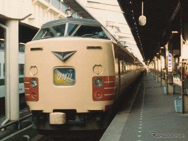 非ボンネット非貫通タイプの先頭車を組み込んだ485系編成(上野駅、1982年頃)。写真は東北本線の特急『ひばり』だが、常磐線の『ひたち』でも運用されていた。