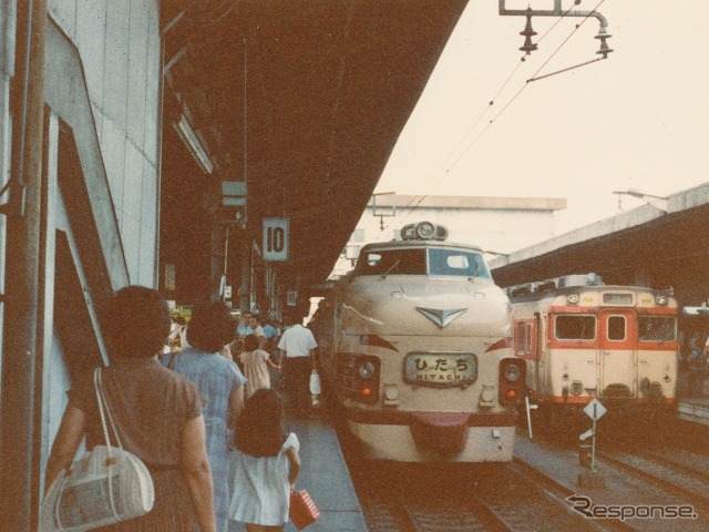 上野駅で発車を待つ、国鉄時代の特急『ひたち』(左、1982年頃)。今回のイベントでは旧国鉄色の485系も展示されるが、写真のボンネットタイプの先頭車は現存しないため、非ボンネット非貫通タイプの先頭車を組み込んだ編成が展示される。