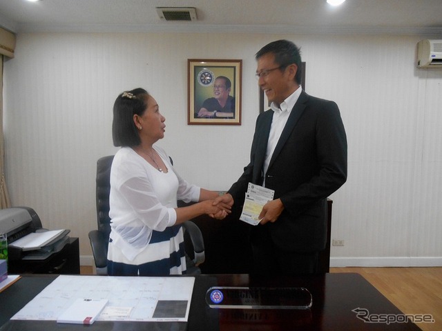 Virginia Torres・LTO副大臣とBEETフィリピン・中島徳至社長（右）