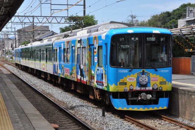 『中之島線開業5周年号』で使用する10000系「きかんしゃトーマス号2013」。