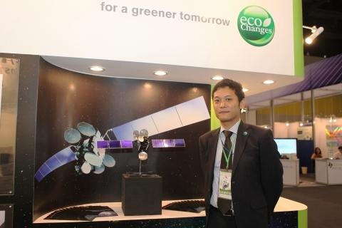 三菱電機の人工衛星について説明するシンガポールの三菱電機アジアの中村隆臣氏
