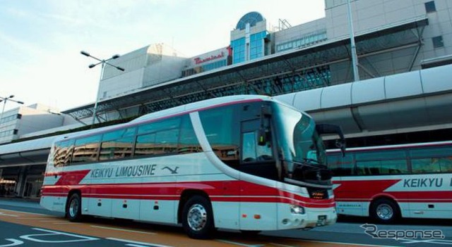 京急バスのリムジンバス。10月1日から鎌倉駅と羽田空港を結ぶリムジンバスの運行が始まる。
