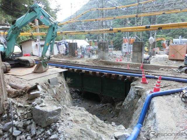土砂の撤去作業が進む門島～唐笠間の橋りょう。点検の結果、橋りょうはそのまま使用できることが分かった。