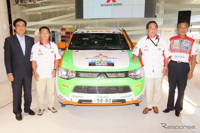 左から三菱自動車の益子修社長、青木孝次氏、石田憲治氏、増岡浩氏