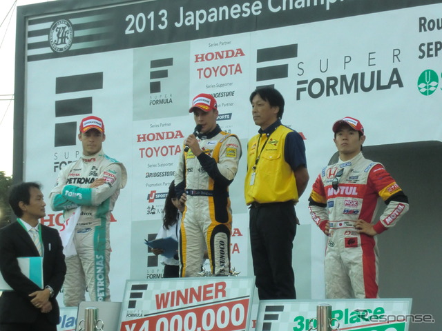 第6戦のポディウム。左から2位ロッテラー、優勝のデュバルと土沼監督、3位山本。