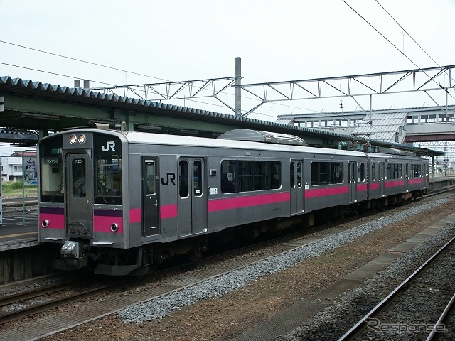 奥羽本線横手駅に停車中の701系2両編成。「もやしもん」のラッピングは701系に施される。