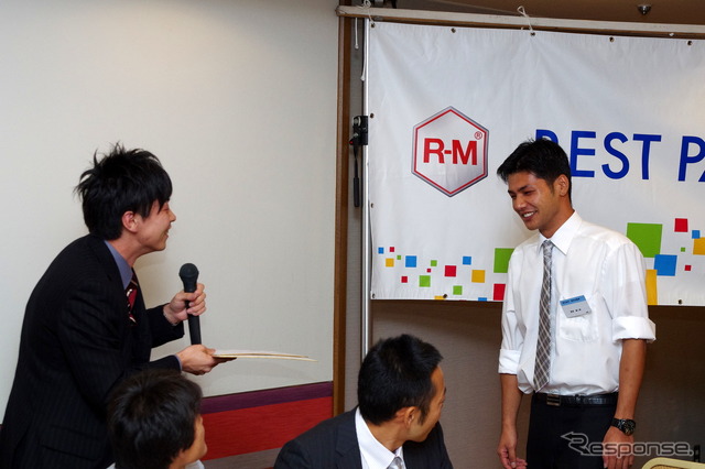 サプライズで応援メッセージが書かれた色紙がプレゼントされた