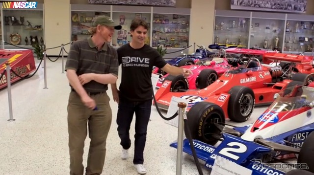 ロン・ハワードと語り合うジェフ・ゴードン(動画キャプチャ)