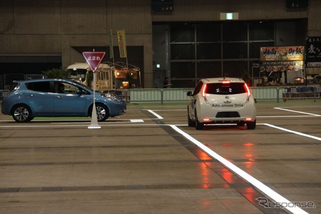 一時停止の標識と左からの車を検知し、停止しているフロア下も赤く光っている