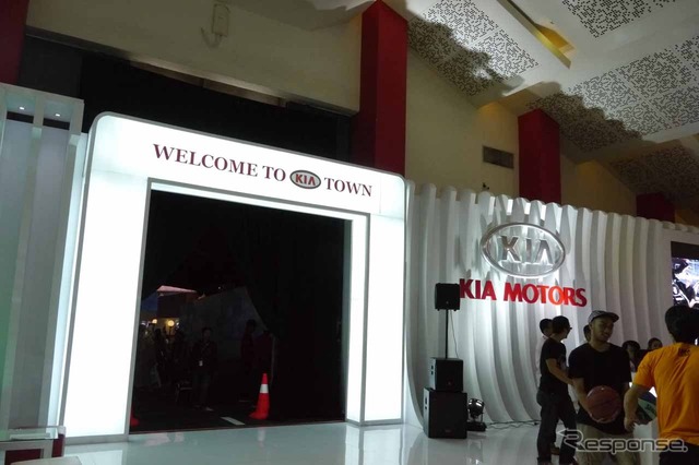 “KIA TOWN”へ通じる入口。タイムトンネルのような枠を抜けると・・