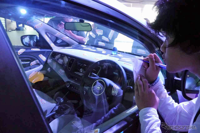 車内をくまなくのぞき込まなければならず、クルマを見てもらうのに良いアイディア