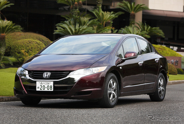 ホンダの燃料電池車 FCXクラリティ(2008年)。2015年市販車にむけたコンセプトカーが2013年東京モーターショーで見られるのだろうか。