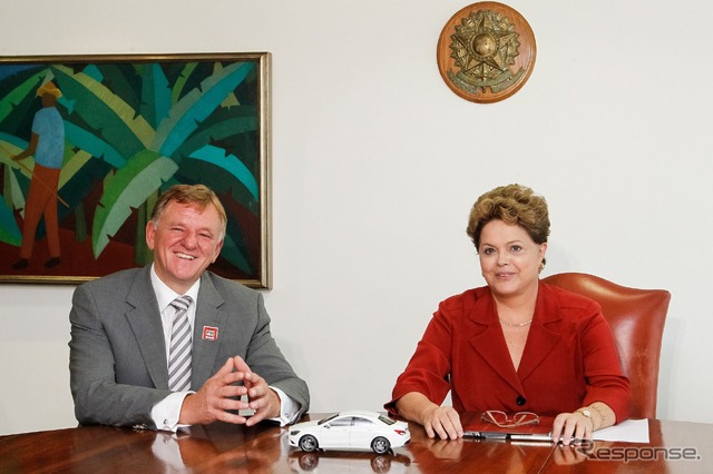 ブラジルのジルマ・ルセフ大統領と会談するダイムラー幹部