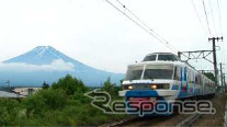 富士急行と京阪電鉄が共同制作したオリジナルDVD「富士急行線&京阪電車 おもしろ電車大集合!」の収録映像。富士急行の「フジサン特急」