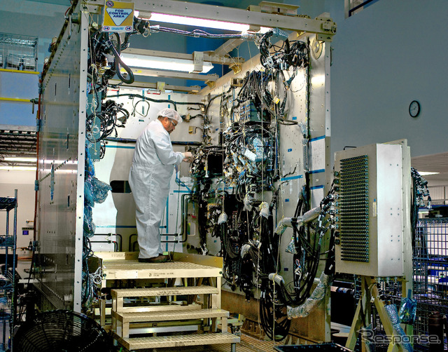 初めて電力を与えられたGOES-R気象衛星のシステムモジュール
