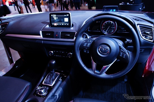 新型アクセラから採用される「Mazda Connect」と「Heads-Up Cockpit」。