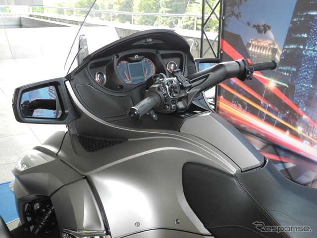 BRPの三輪バイク「スパイダー ロードスター」