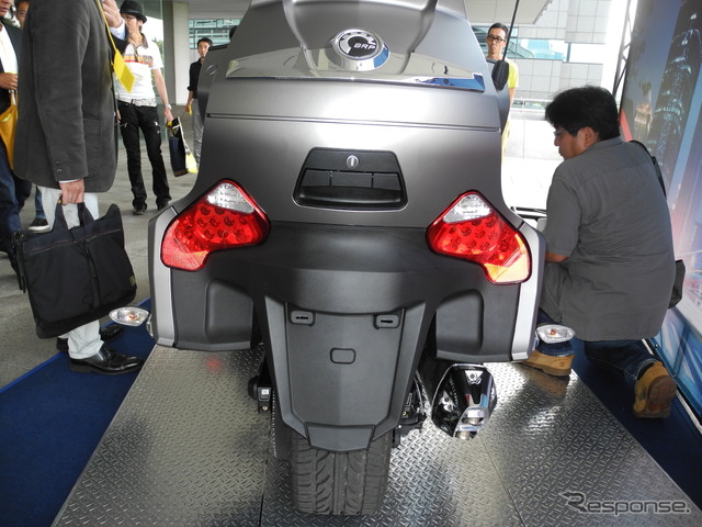 BRPの三輪バイク「スパイダー ロードスター」