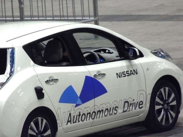 日産リーフをベースにしたプロトタイプの車両。実際に自動運転のデモを行なっているところ