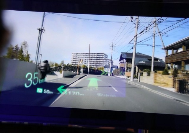 ブラインドコーナーに車が迫っていると「>>> <<<」で注意喚起してくれる