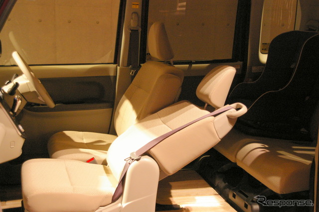 助手席シートバックレバーで運転席に居ながらシートを倒すことが可能(新型タント)