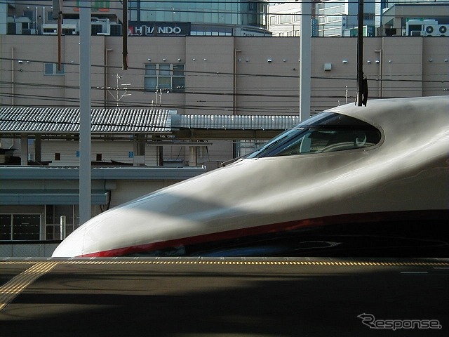長野駅で発車を待つE2系。12月から始まる北陸新幹線の走行試験で使用される。
