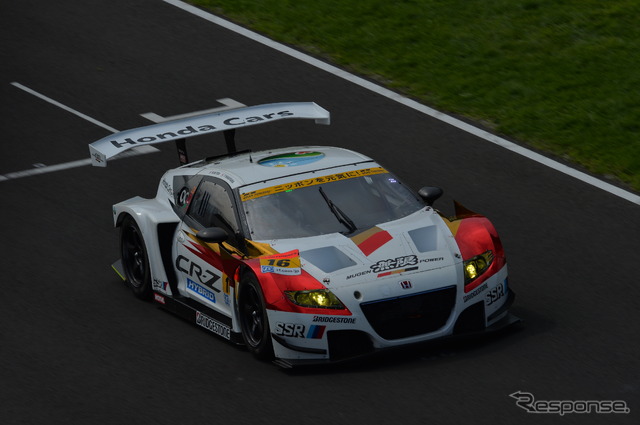 GT300のポイント首位、武藤英紀&中山友貴組ホンダCR-Z。写真:GTA(第4戦)