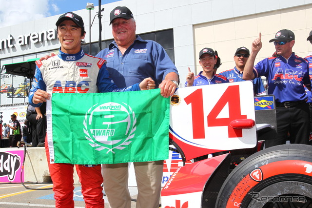 ポール獲得を祝う佐藤琢磨とA.J.フォイト
