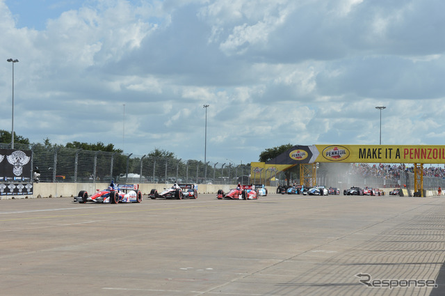 佐藤琢磨はスタートでもトップをキープしていた。写真:IndyCar