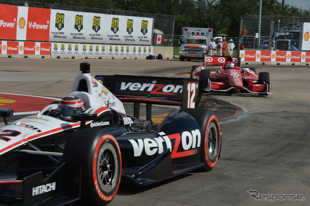 パワー(前)とディクソンの攻防。写真:IndyCar