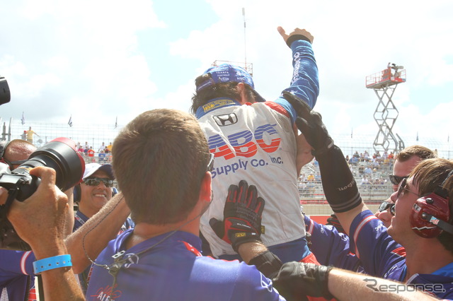 ポール獲得に沸いた琢磨陣営。写真:IndyCar