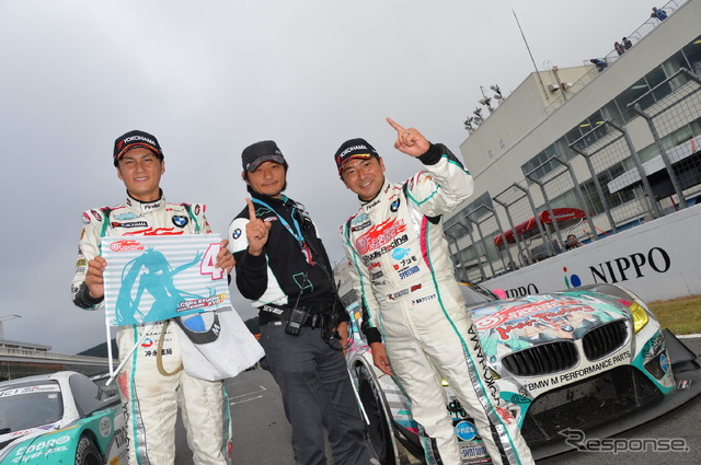 谷口(左)と片岡(右)は2連勝を飾った。中央は大橋逸夫監督。写真:GTA