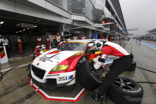 #16 MUGEN CR-Z GTはシリーズ戦未勝利だが、ポイント面では依然として優位。写真:Honda(第6戦)