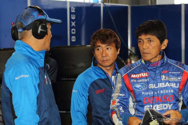 スバルの佐々木(中央)&山野(右)にもタイトルチャンスは残っている。写真:SUBARU/STI(第6戦)