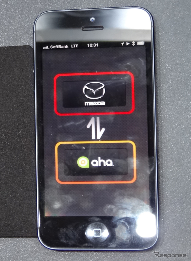 「aha」と「マツダコネクト」がオンラインになっている時のiPhone