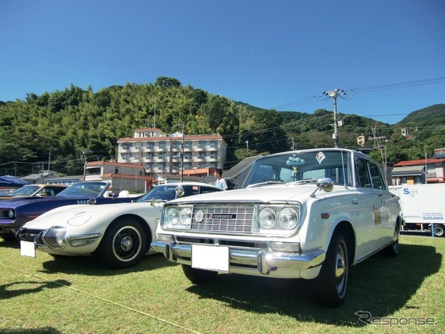 トヨタ・2000GT(奥)とコロナ(手前)