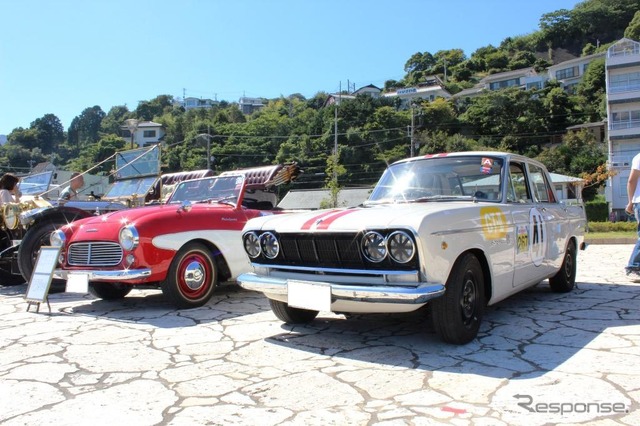 日産・フェアレディ(奥)と、プリンス・スカイライン(手前)