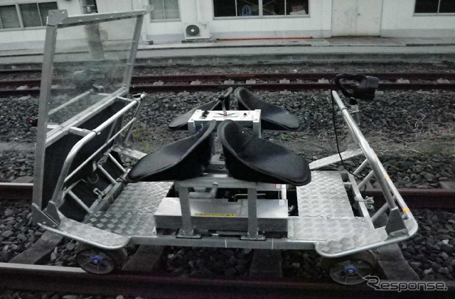 線路点検時の移動で使用する軌道自転車（レールカート）の試乗は事前応募制になっている。