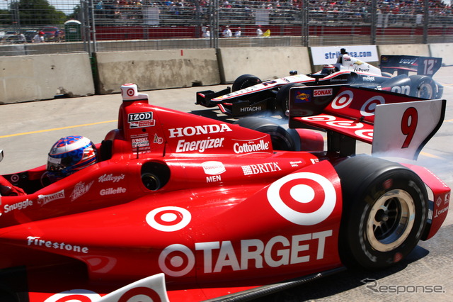 ディクソン(手前)とパワーの攻防。写真:IndyCar