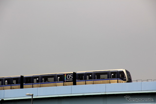 1995年の新交通ゆりかもめ開業時に導入された7000系。最終的には全ての車両が7300系に置き換えられる。