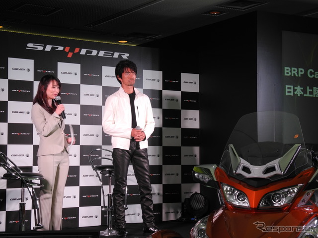 「スパイダー ロードスター」の発表会にゲストとして登場した俳優の仲村トオルさん